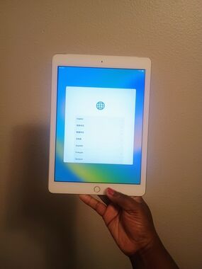 5th Generation Apple iPad Tablet in White with Silver Accents
